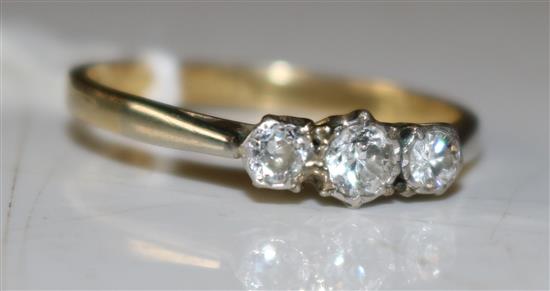 18ct gold 3 stone diamond ring(-)